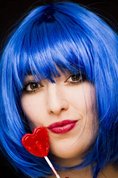 Beauty Woman With Blue Wig And Sunglasses and holding with her h — Stock Photo, Image