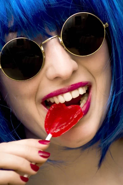 Beauty Woman With Blue Wig And Sunglasses and holding with her h — Stock Photo, Image