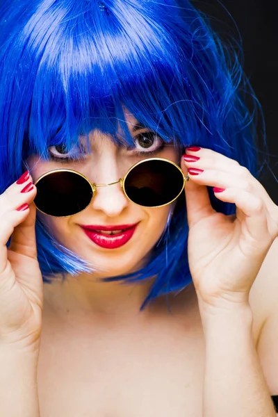 Mulher beleza com azul Wig e óculos de sol sobre fundo preto — Fotografia de Stock