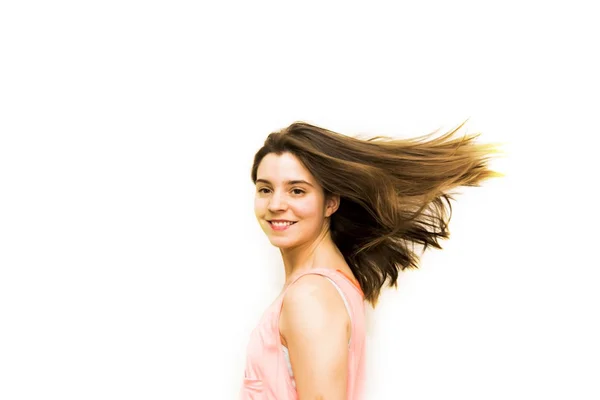 Retrato de una hermosa joven agitando su cabello —  Fotos de Stock