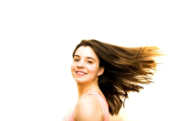 Porträt einer schönen jungen Frau, die ihre Haare schüttelt — Stockfoto