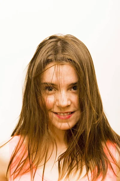 Retrato de una hermosa joven agitando su cabello — Foto de Stock