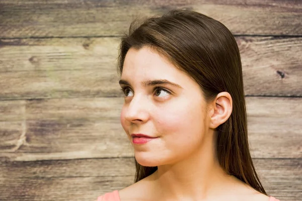 Retrato de una hermosa mujer sobre fondo de madera — Foto de Stock