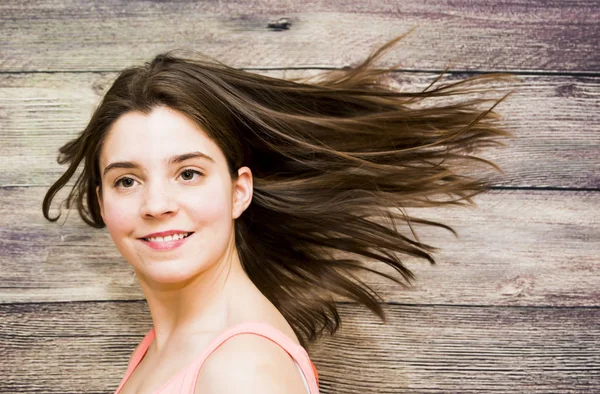 Retrato de bela jovem mulher sacudindo seu cabelo — Fotografia de Stock