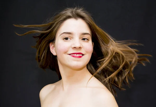 Retrato de bela jovem mulher sacudindo seu cabelo — Fotografia de Stock