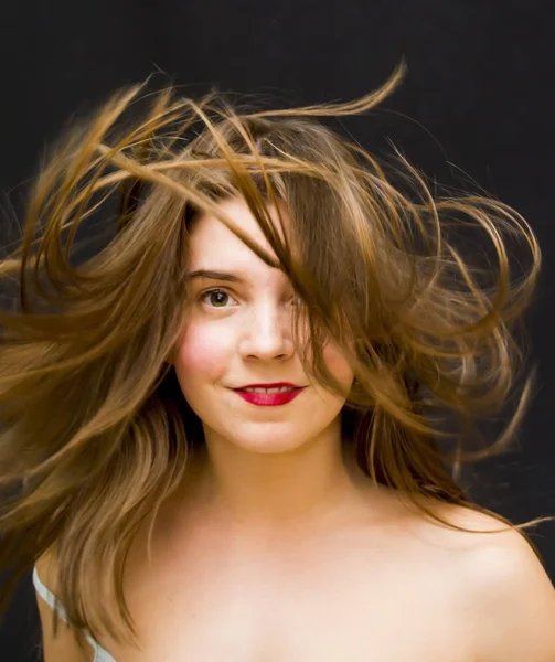 Retrato de una hermosa joven agitando su cabello —  Fotos de Stock