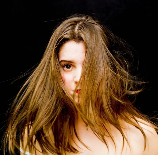 Portrait de belle jeune femme secouant ses cheveux — Photo