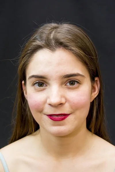 Retrato de uma mulher bonita no fundo preto — Fotografia de Stock