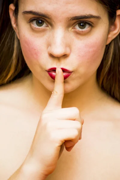 Retrato de una hermosa mujer comandando el silencio —  Fotos de Stock