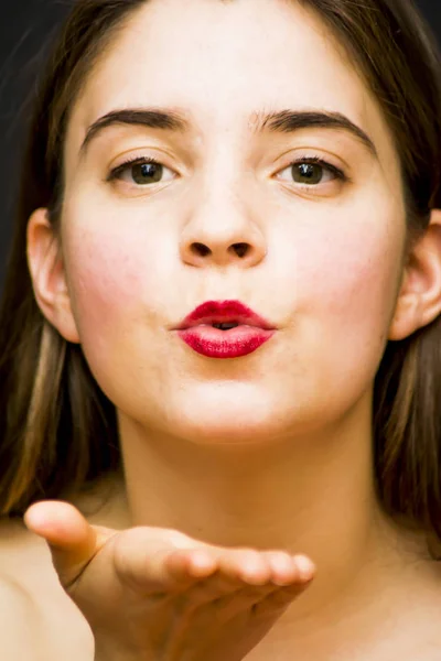 Retrato de una hermosa mujer dando un beso al aire —  Fotos de Stock