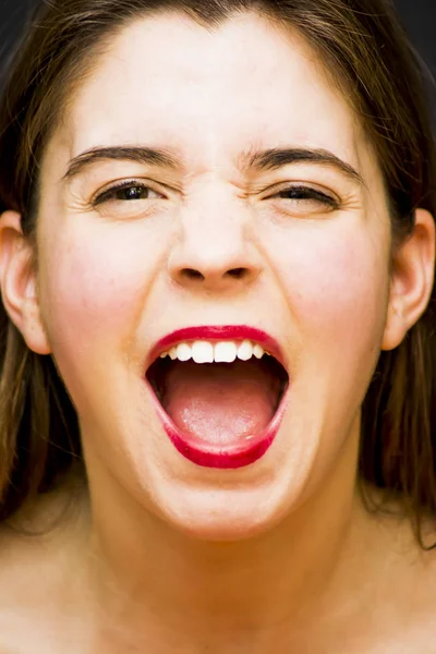 Retrato de uma bela mulher gritando muito alto — Fotografia de Stock