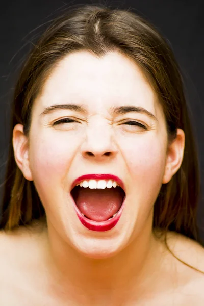 Retrato de una hermosa mujer gritando muy fuerte — Foto de Stock