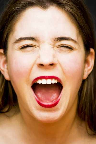 Retrato de una hermosa mujer gritando muy fuerte — Foto de Stock
