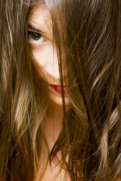 Портрет красивой женщины с выпавшими волосами на лице — стоковое фото