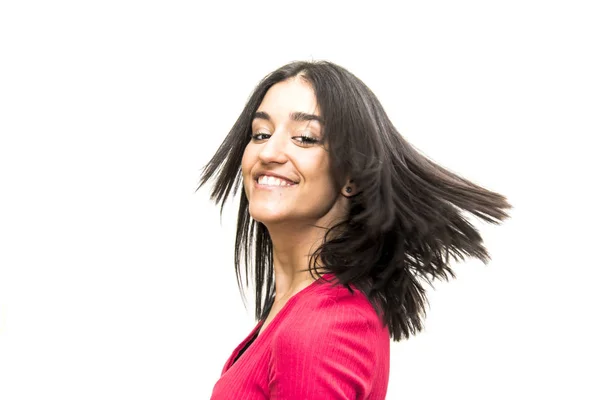 Retrato de una hermosa joven agitando su cabello — Foto de Stock