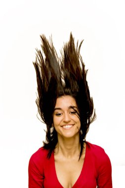 Güzel genç kadın saçlarını sallayarak portresi 