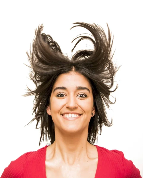 Porträt einer schönen jungen Frau, die ihre Haare schüttelt — Stockfoto