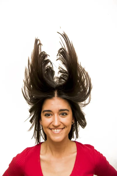 Retrato de una hermosa joven agitando su cabello —  Fotos de Stock