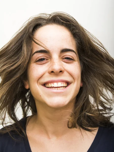 Retrato de bela jovem mulher sacudindo seu cabelo — Fotografia de Stock