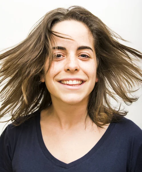 Retrato de una hermosa joven agitando su cabello — Foto de Stock