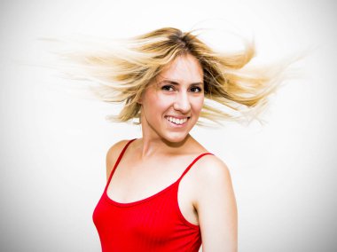 Güzel sarışın kadın saçlarını sallayarak portresi 