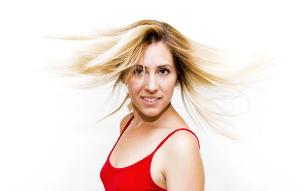 Porträtt av vacker Blond kvinna skakar hennes hår — Stockfoto