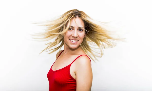 Portret van mooie blonde vrouw schudden haar haren — Stockfoto