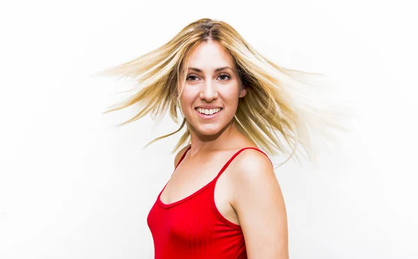 Porträt einer schönen blonden Frau, die ihre Haare schüttelt — Stockfoto