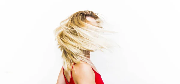 그녀의 머리를 떨고 하는 아름 다운 금발 여자의 초상화 — 스톡 사진