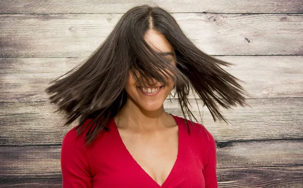 Portrait de belle jeune femme secouant ses cheveux — Photo