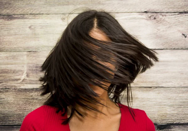 Ritratto di bella giovane donna che scuote i capelli — Foto Stock