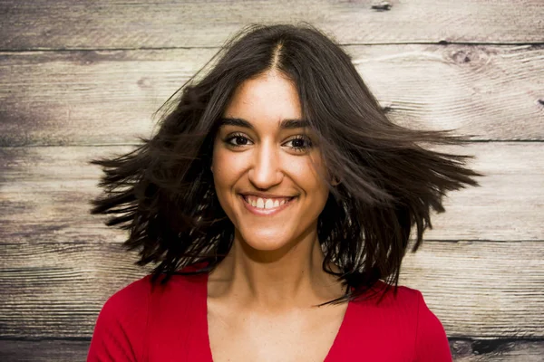 Retrato de una hermosa joven agitando su cabello — Foto de Stock