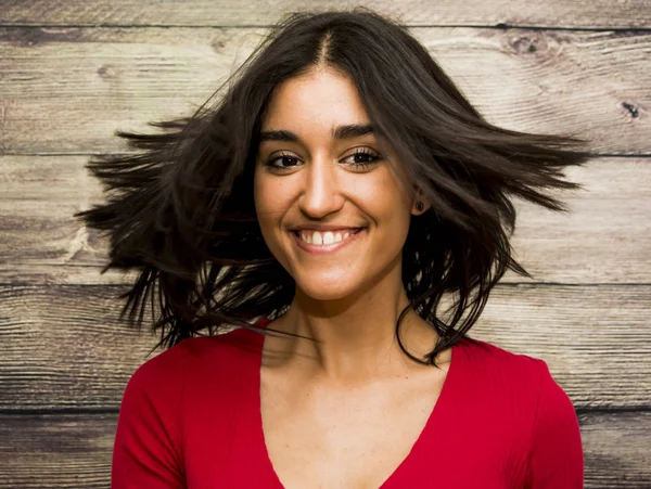 Retrato de bela jovem mulher sacudindo seu cabelo — Fotografia de Stock