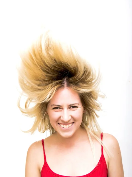 Güzel sarışın kadın saçlarını sallayarak portresi — Stok fotoğraf