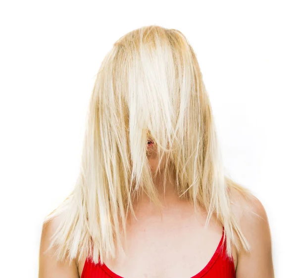 Retrato de la hermosa mujer rubia sacudiendo su cabello —  Fotos de Stock