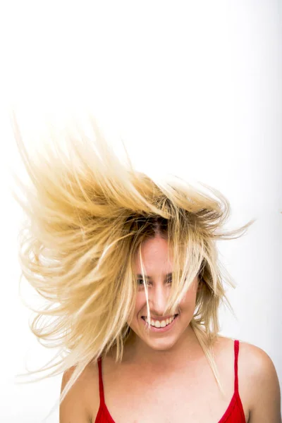 Portret van mooie blonde vrouw schudden haar haren — Stockfoto