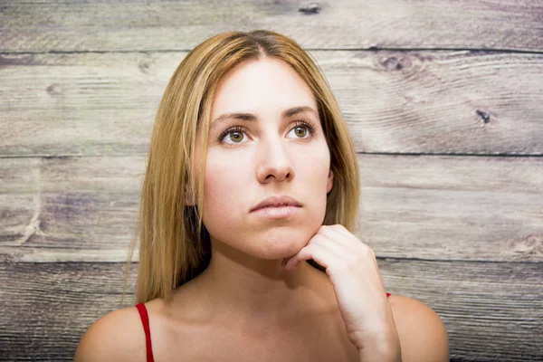 Retrato de una hermosa mujer rubia — Foto de Stock