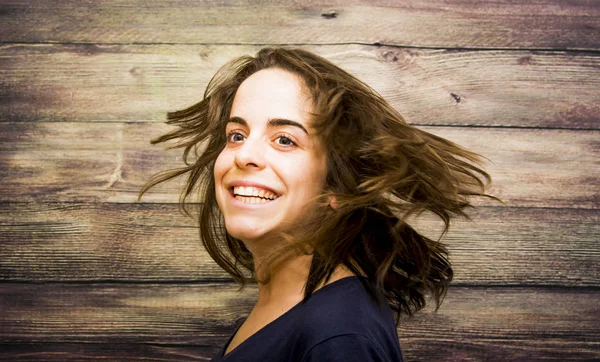 Retrato de una hermosa joven agitando su cabello — Foto de Stock