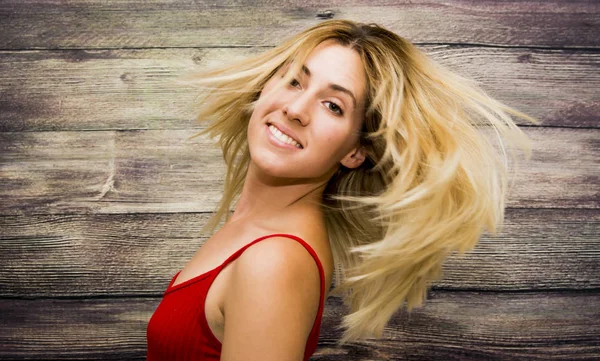 Retrato de una hermosa joven agitando su cabello —  Fotos de Stock