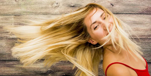 Retrato de una hermosa joven agitando su cabello — Foto de Stock