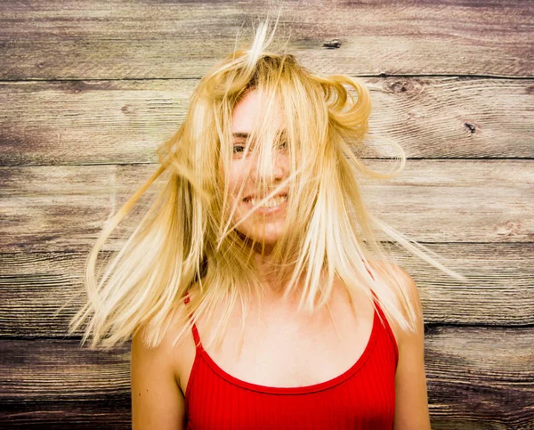 Retrato de una hermosa joven agitando su cabello — Foto de Stock