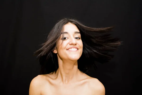 Portret van mooie jonge vrouw schudden haar haren — Stockfoto