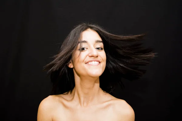 Ritratto di bella giovane donna che scuote i capelli — Foto Stock