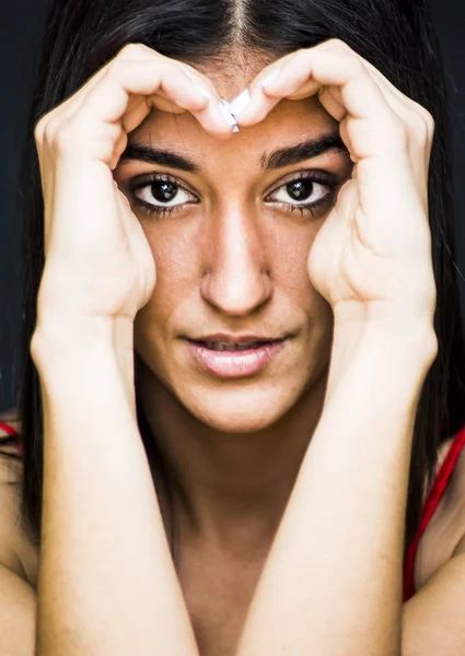 Retrato de una mujer hermosa con sus manos en forma de hea —  Fotos de Stock