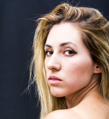 Güzel sarışın bir kadının portresi. 