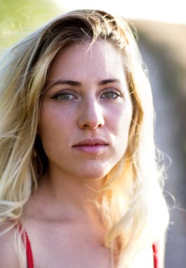 Kırmızı elbiseli, günbatımı buğday sahasının güzel sarışın kadın