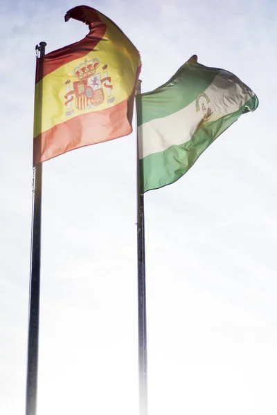 SEVILLE ESPAÑA - 8 DE MAYO: Banderas de España y de la Comunidad Autónoma — Foto de Stock
