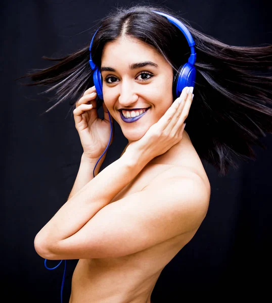 Όμορφη γυναίκα με ακουστικά σε μαύρο φόντο — Φωτογραφία Αρχείου