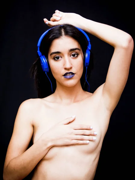 Hermosa mujer con auriculares sobre fondo negro — Foto de Stock