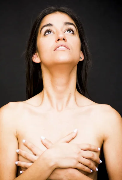 Güzel çıplak kadın göğüslerini kapsayan — Stok fotoğraf